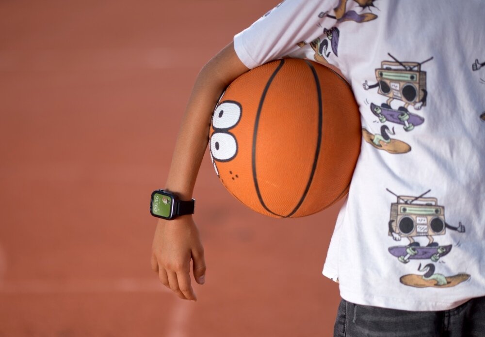 Smartwatch Garett Kids Essa 4G ekran bateria czujniki zdrowie sport pasek ładowanie pojemność rozdzielczość łączność sterowanie krew puls rozmowy smartfon aplikacja