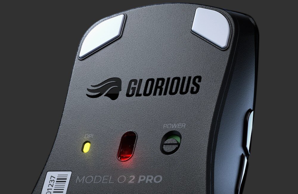 Na obrazie widoczna jest dolna część czarnej myszy komputerowej z logo \'GLORIOUS\'. Widoczne są wskaźniki DPI i POWER oraz napis \'MODEL O 2 PRO\'.