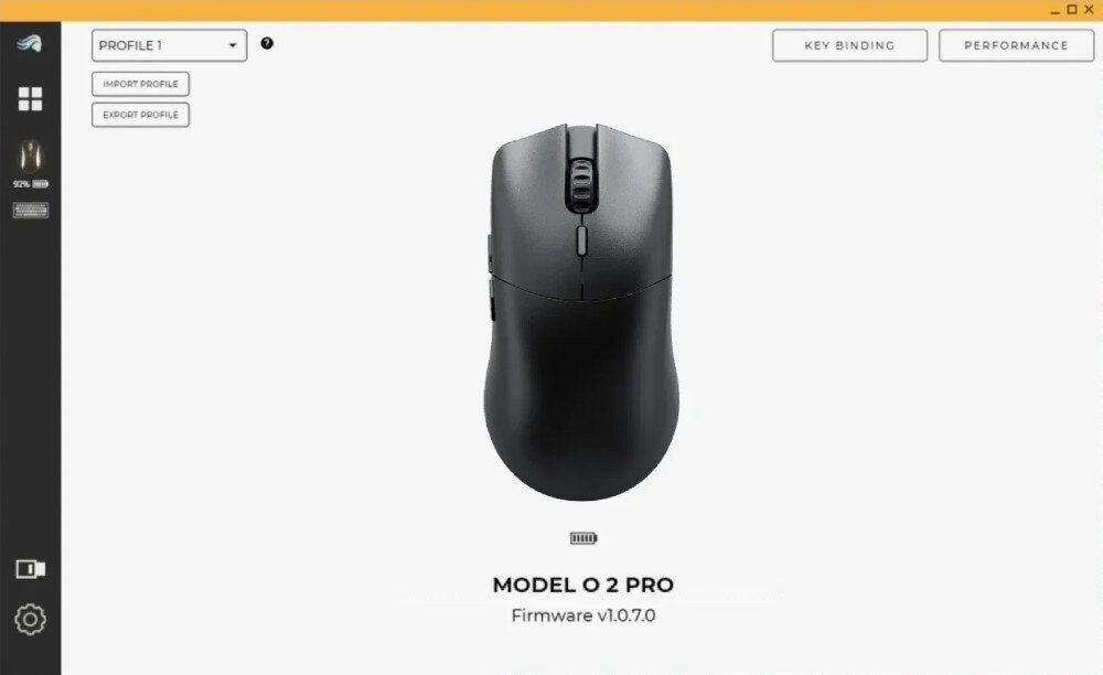 Na obrazie widoczna jest czarna mysz komputerowa z napisem \'MODEL O 2 PRO\' oraz \'Firmware v1.0.7.0\'. Po lewej stronie ekranu znajdują się ikony i przyciski, a na górze widoczne są przyciski \'KEY BINDING\' i \'PERFORMANCE\'.