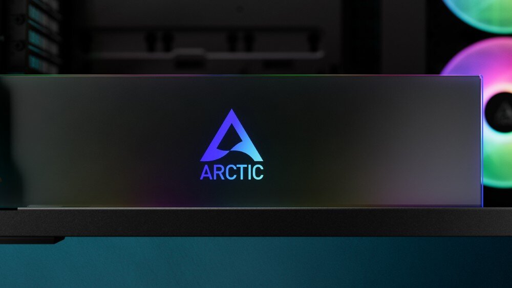 Obudowa ARCTIC Xtender VG Black Tinted Glass Zbliżenie na podświetlaną osłonę zasilacza umieszczoną w dolnej części obudowy komputerowej z widocznym logo producenta