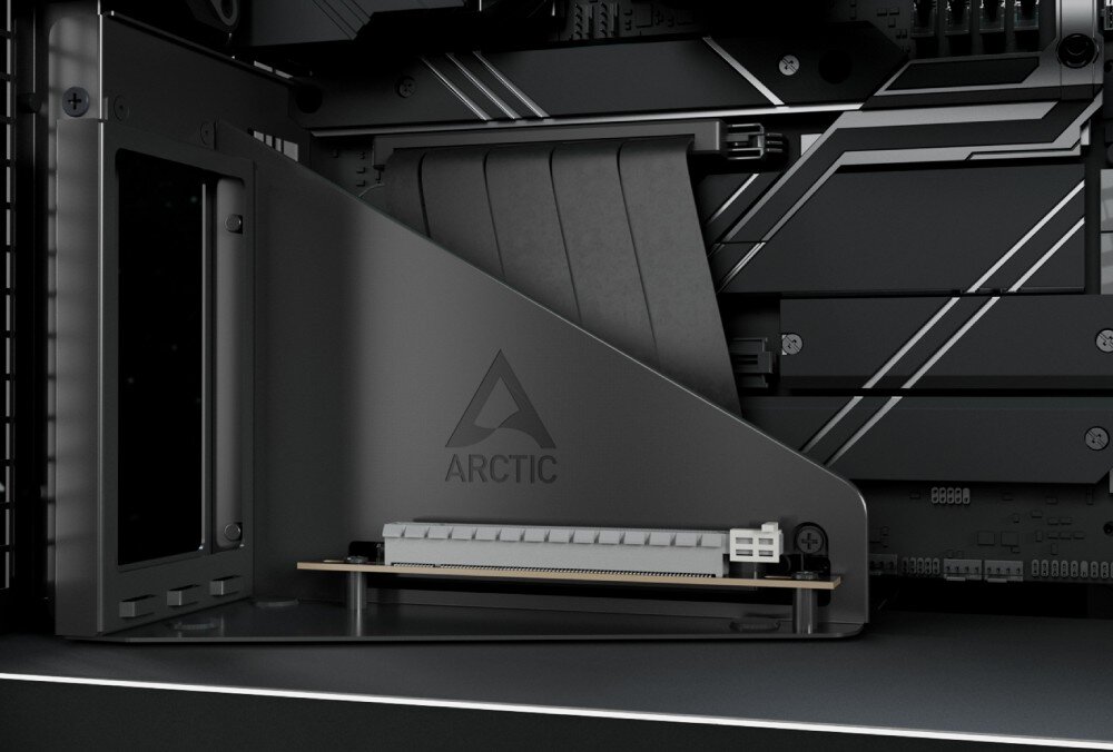 Obudowa ARCTIC Xtender VG Black Tinted Glass Zbliżenie na wewnętrzny wspornik do pionowego montażu karty graficznej z gniazdem PCIe oraz logo umieszczonym na metalowym elemencie