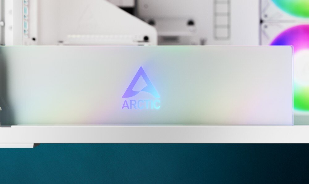 Obudowa ARCTIC Xtender VG White Clear Glass Zbliżenie na podświetlaną osłonę zasilacza umieszczoną w dolnej części obudowy komputerowej z widocznym logo producenta