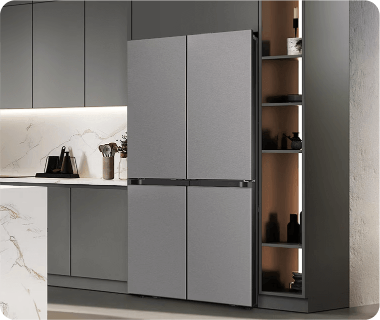 Lodówka do obudowy stojąca w jasnej zabudowie kuchennej 