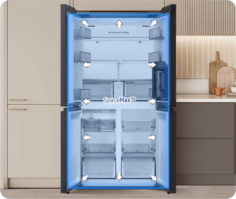Otwarta czterodrzwiowa lodówka w nowoczesnej kuchni. Wnętrze pokazującye pojemność SpaceMax™