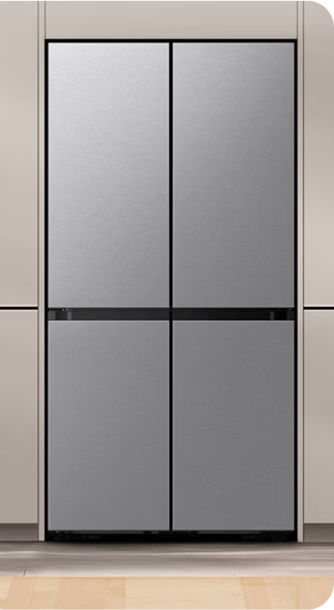 Zabudowana czterodrzwiowa lodówka w nowoczesnej kuchni z jasnymi frontami i drewnianymi akcentami.