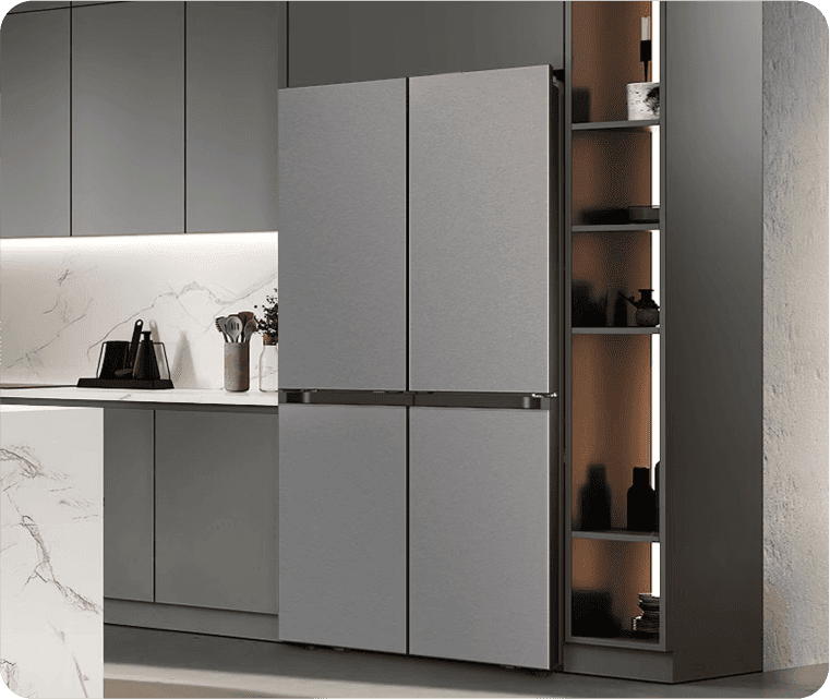 Lodówka do obudowy stojąca w jasnej zabudowie kuchennej 