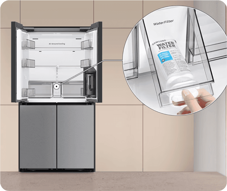 Otwarta czterodrzwiowa lodówka z pustymi półkami i powiększonym detalem wymiennego filtra wody Samsung.