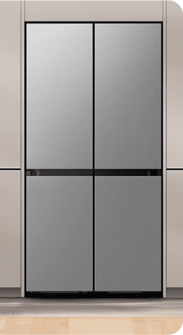 Zabudowana czterodrzwiowa lodówka w nowoczesnej kuchni z jasnymi frontami i drewnianymi akcentami.