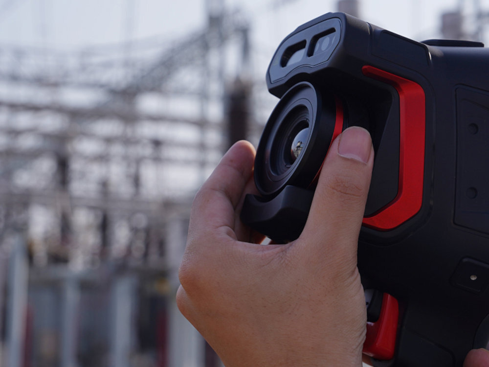 GUIDE SENSMART H2 Guide Sensmart H2 detektor VOx 7,5-14 μm rozdzielczości 256 x 192 px NETD 35 mK - zbliżenie na obiektyw kamery na świeżym powietrzu