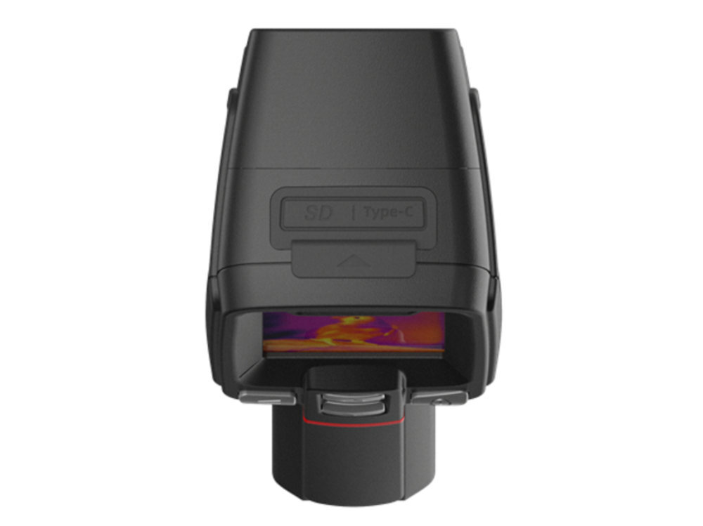 GUIDE SENSMART E1+ GUIDE SENSMART E1+ detektor VOx (7,5-14 μm) rozdzielczości 120 x 90 px super-rozdzielczości do 240 x 180 px częstotliwość odświeżania 25 Hz/9 Hz, ogniskową 2,28 mm i pole widzenia 50° x 38°. w laser celowniczy, rejestrację zdjęć i filmów wyświetlacz LCD 2,4. 194 x 61,5 x 76 mm - kamera pod skosem od przodu na białym tle