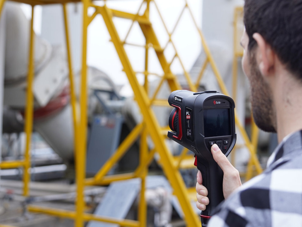 GUIDE SENSMART H3+ - kamera na tle rur i drabiny w hali przemysłowej