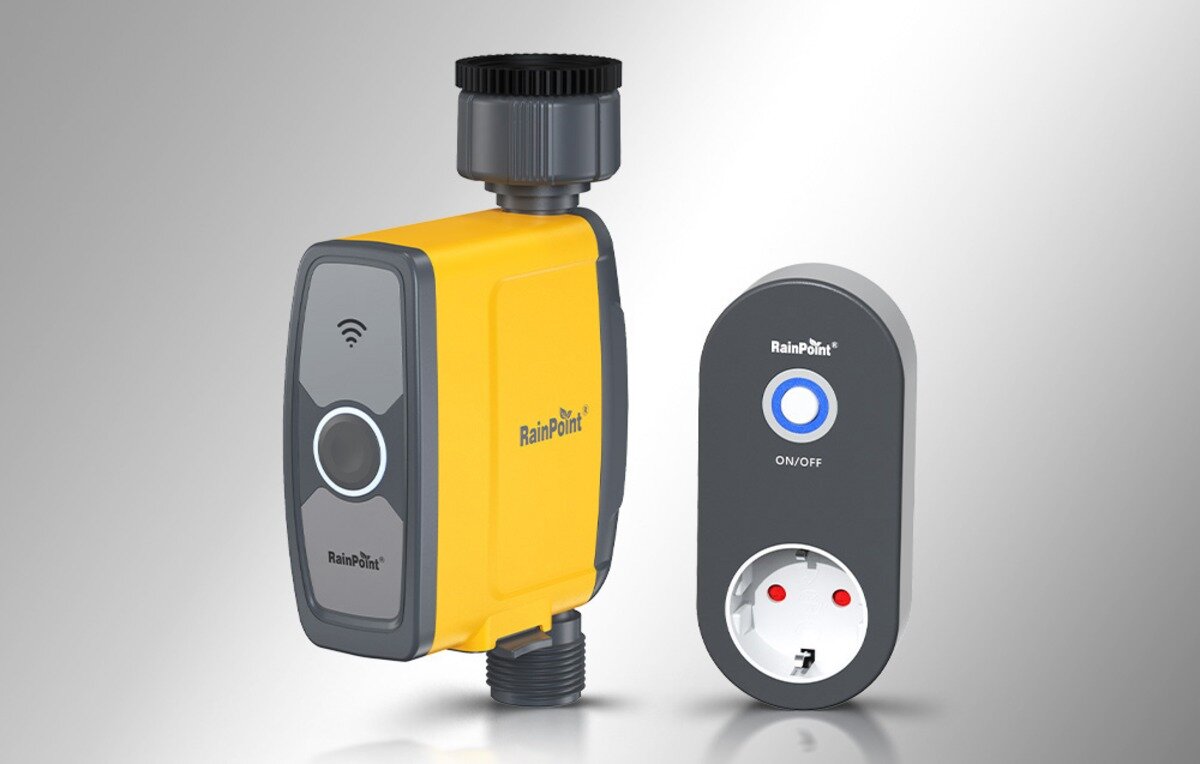 Sterownik nawadniania RAINPOINT TTV103FRF+TWG004WR, sterownik, kran, smartfon, aplikacja, Sterownik nawadniania RainPoint zamontowany na kranie, sterowany aplikacją na smartfonie przy działającym zraszaczu.
