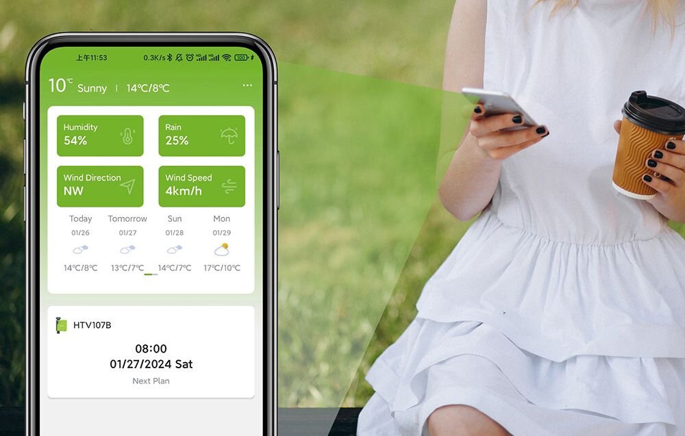 Sterownik nawadniania RAINPOINT HTV107B+HWG009WB, RainPoint Tuya, zdalne sterowanie, pogoda, automatyka, Ekran aplikacji mobilnej z prognozą pogody i ustawieniami nawadniania obok kobiety w sukience z telefonem i kawą.
