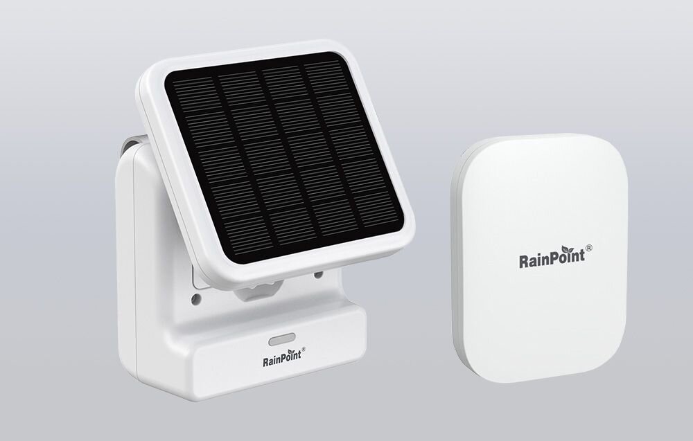 Zestaw do nawadniania RAINPOINT HTP115FR + HWG023WBRF, łatwy montaż, haczyk, instalacja, wygoda, Biały zestaw RainPoint z panelem solarnym stoi obok białej bramki na jasnym tle.