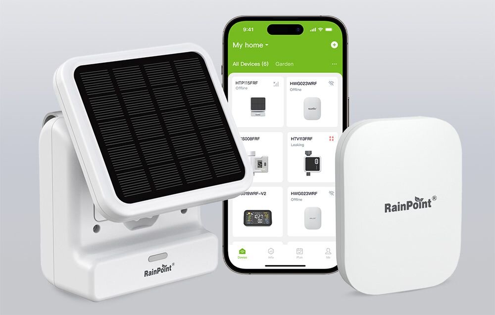 Zestaw do nawadniania RAINPOINT HTP115FR + HWG023WBRF, rurki, kroplowniki, złączki, WiFi, Zestaw RainPoint z panelem solarnym i biała bramka stoją obok smartfona z otwartą aplikacją.