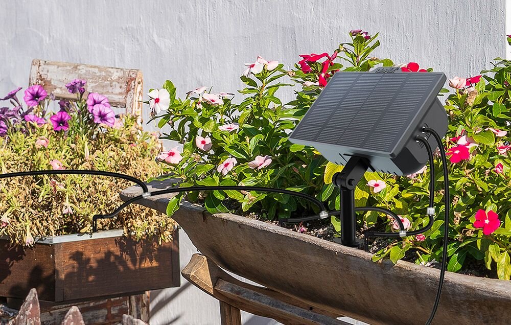 Zestaw do nawadniania RAINPOINT ITP138SP+DIK10, panel solarny, energia słoneczna, akumulator, ekologia, Panel solarny podłączony przewodami do systemu nawadniania w skrzynce z kwiatami.