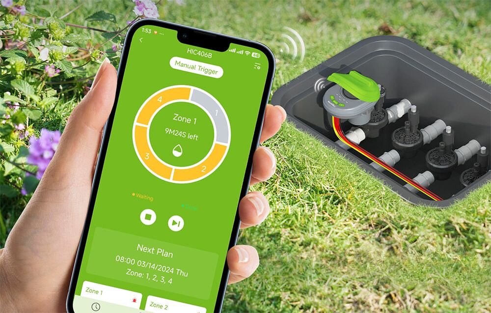Sterownik nawadniania RAINPOINT HIC406B, RainPoint, Android, iOS, harmonogram, sterowanie, Smartfon z aplikacją sterującą nawadnianiem obok podziemnego sterownika z zaworami w trawie.