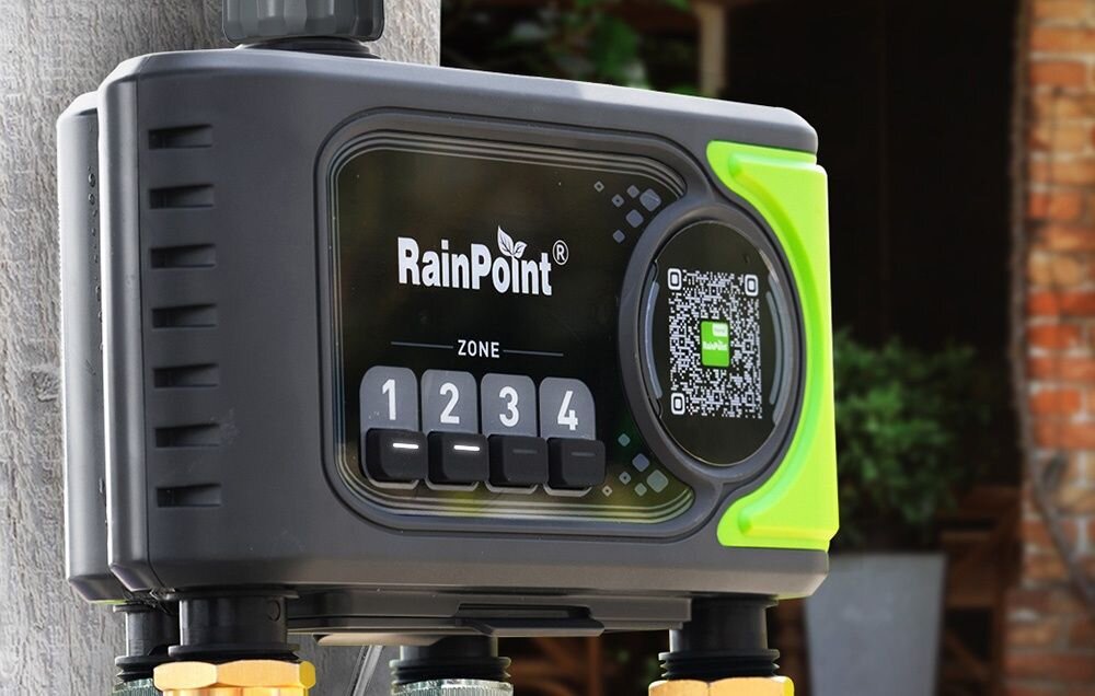 Sterownik nawadniania RAINPOINT HTV405FRF, IP65, mosiądz, filtr, trwałość, Sterownik RainPoint zamontowany przy ścianie budynku, widok na przyciski sterujące i zielone wykończenie.