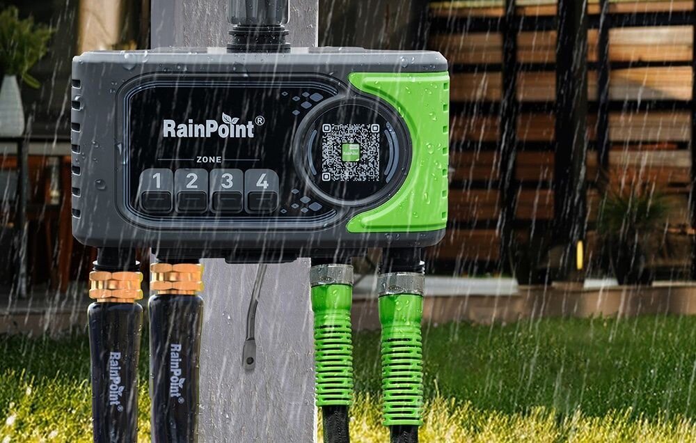 Sterownik nawadniania RAINPOINT HTV405FRF, czujniki, temperatura, wilgotność, automatyka, Czterostrefowy sterownik nawadniania RainPoint zamontowany na słupku podczas opadów deszczu w ogrodzie.