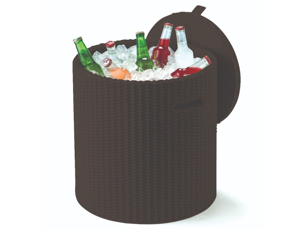 Stolik KETER Cool Stool 230904 ze schowkiem Brązowy stolik z otwartą klapą schowek wypełniony kostkami lodu i butelkami zdjęcie na białym tle funkcja pojemnika na lód wsypać kostki lodu do wnętrza niska temperatura napojów chłodne orzeźwienie