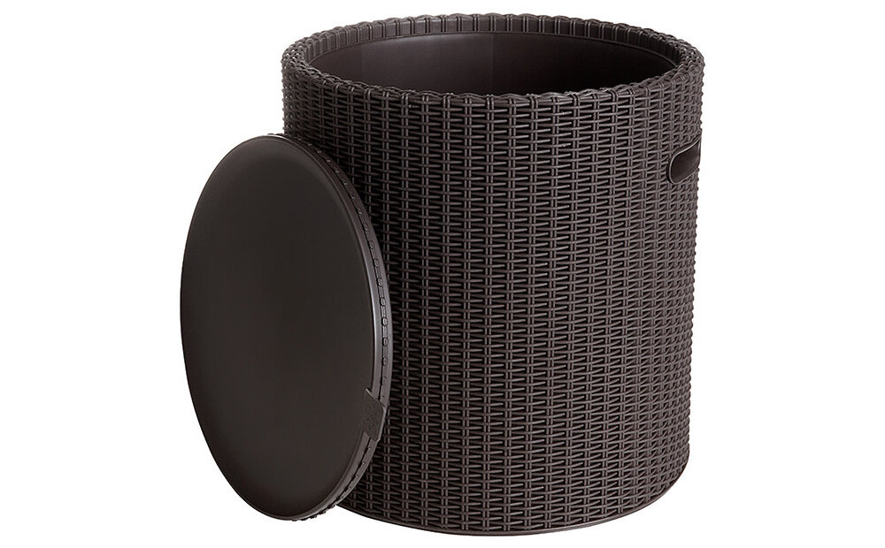 Stolik KETER Cool Stool 230904 ze schowkiem Brązowy stolik z otwartą klapą pusty schowek zdjęcie na białym tle wewnętrzny pojemnik przechowywanie różnych przedmiotów uporządkowana przestrzeń porządek w strefie wypoczynkowej