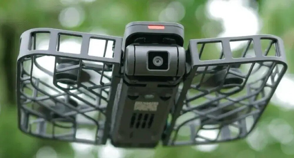 Dron HOVERAIR X1 Combo Plus Zbliżenie na kamerę i przednie czujniki urządzenia