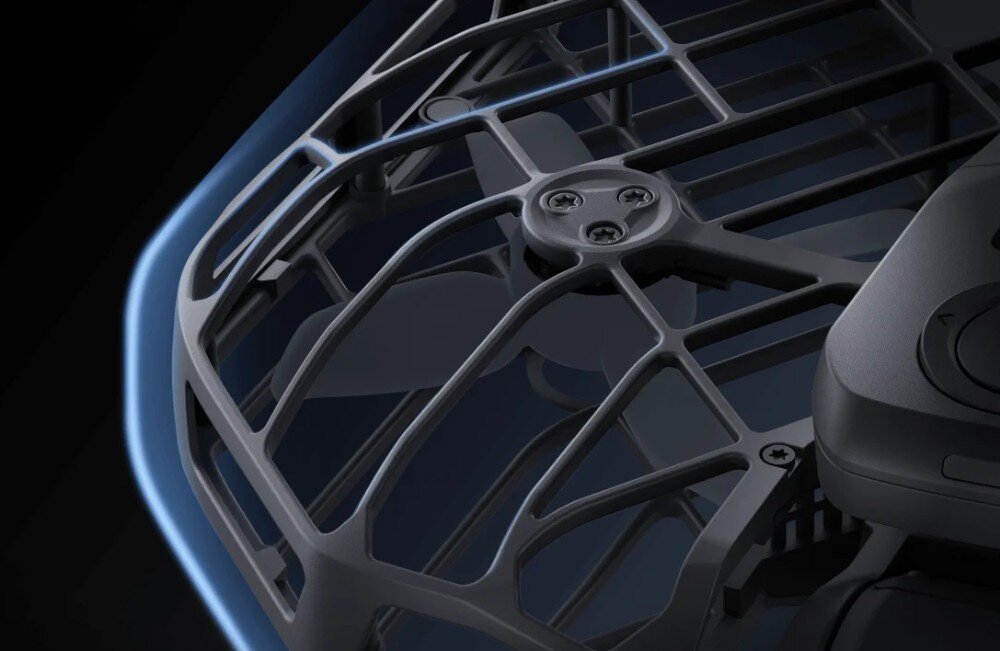 Dron HOVERAIR X1 Pro Basic Combo Zbliżenie na konstrukcję czarnej kratki ochronnej osłaniającej śmigło drona, bezpieczeństwo, czujniki 3D, ochronna klatka