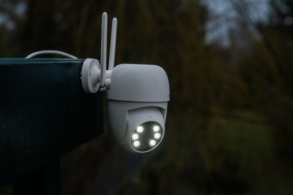 Kamera SETTI+ SC742 4MP 2K zamontowana na budybku aktywne oświetlenie led tryb nocny podczerwień zasięg 15 metrów pole widzenia 120 stopni