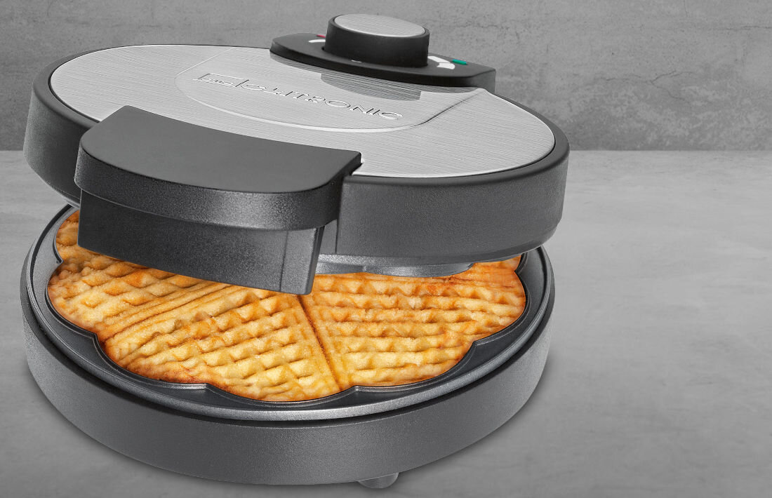 Gofrownica z widocznym gofrem w środku, na górnej części urządzenia znajduje się logo \'CLATRONIC\'.