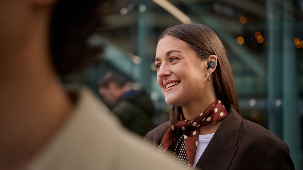 Słuchawki PHILIPS TAT5000BK naturalny dźwięk przetworniki grafenowe bas Android iOS, osoba z założonymi słuchawkami dokanałowymi