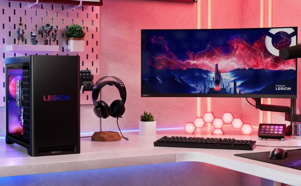 Komputer LENOVO Legion T5 30AGB10 Stanowisko komputerowe z czarną obudową, dużym monitorem panoramicznym, klawiaturą, myszką i słuchawkami na stojaku