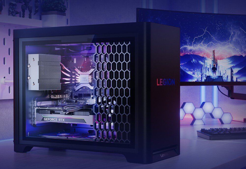 Komputer LENOVO Legion T5 30IAS10 puter stacjonarny ustawiony na biurku w otoczeniu monitora i klawiatury, widoczny przezroczysty panel boczny i podświetlenie RGB, dźwięk, audio, funkcje