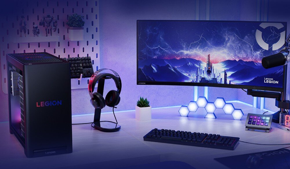 Komputer LENOVO Legion T5 30IAS10 Komputer stacjonarny z przednim panelem wentylacyjnym obok biurka z monitorem, słuchawkami i klawiaturą z podświetleniem RGB, aplikacja, oprogramowanie, narzędzia, ustawienia