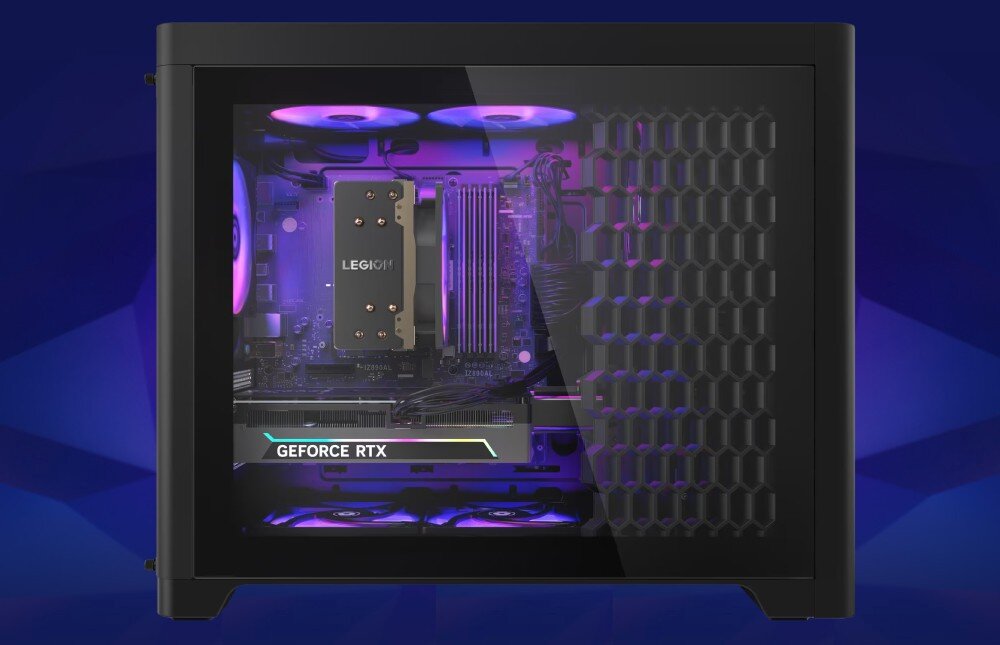 Komputer LENOVO Legion T5 30IAS10 Widok z boku na komputer stacjonarny z przezroczystym panelem i kartą graficzną oznaczoną 'GeForce RTX', pamięć RAM, taktowanie, rozbudowa