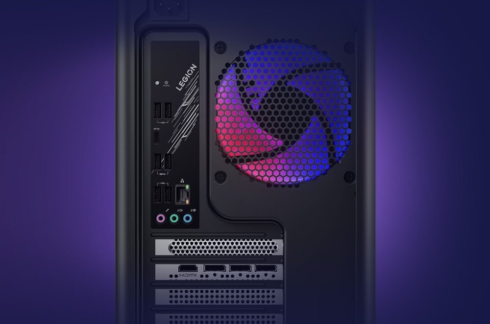 Komputer LENOVO Legion T5 30IAS10 Tylny panel komputera z widocznymi portami wejścia-wyjścia i wentylatorem z podświetleniem RGB, port Ethernet, łączność, Wi-Fi 7, port USB-C