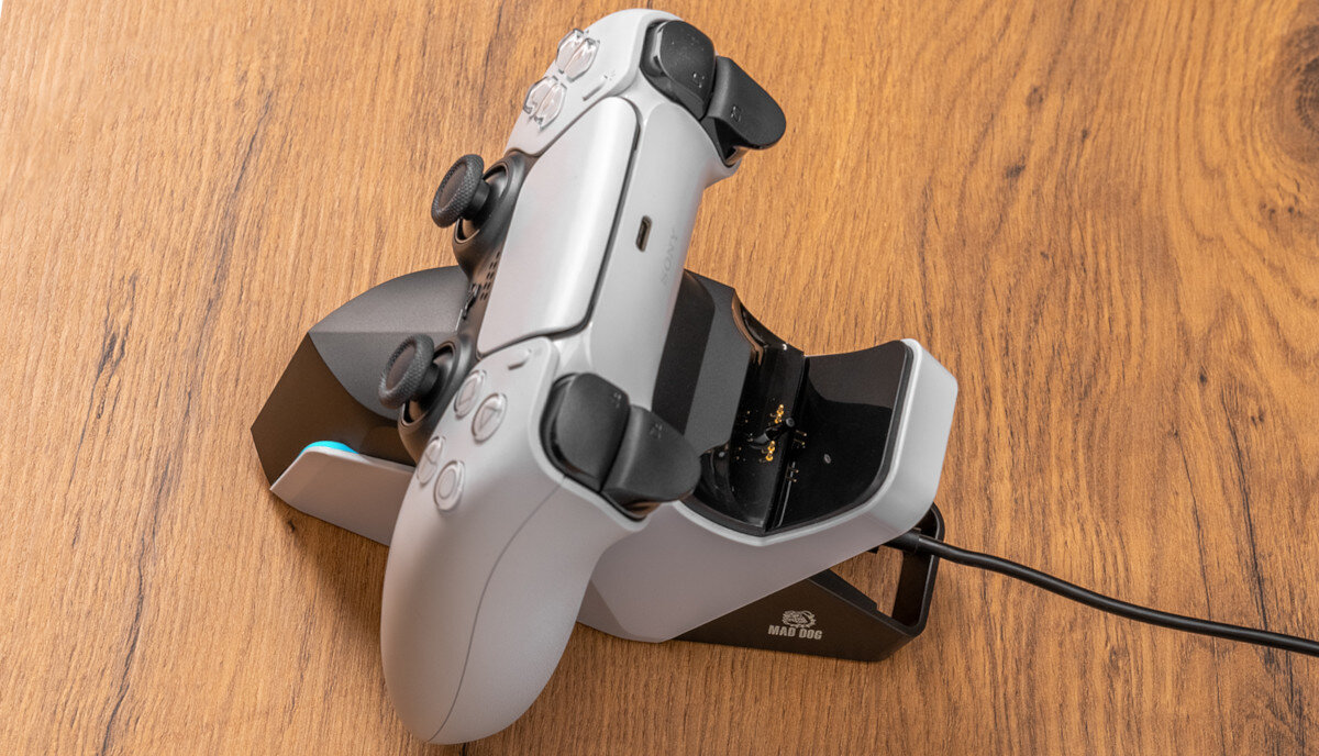 Stacja ładująca MAD DOG GPC500 (PS5) gumowana podstawa antyposlizgowa stojak