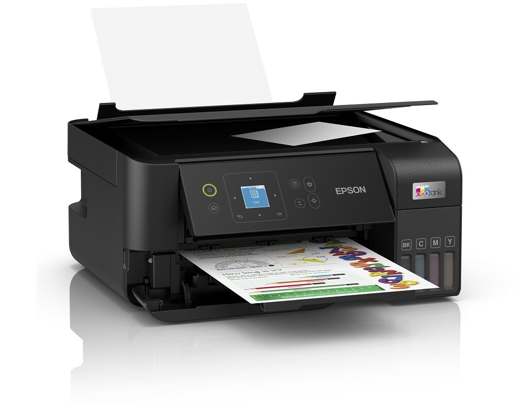 Czarne urządzenie wielofunkcyjne z wyświetlaczem i panelem sterowania, na którym widnieje logo EPSON oraz EcoTank. Z przodu urządzenia widoczny jest kolorowy wydruk oraz wskaźniki poziomu tuszu oznaczone jako BK, C, M, Y.