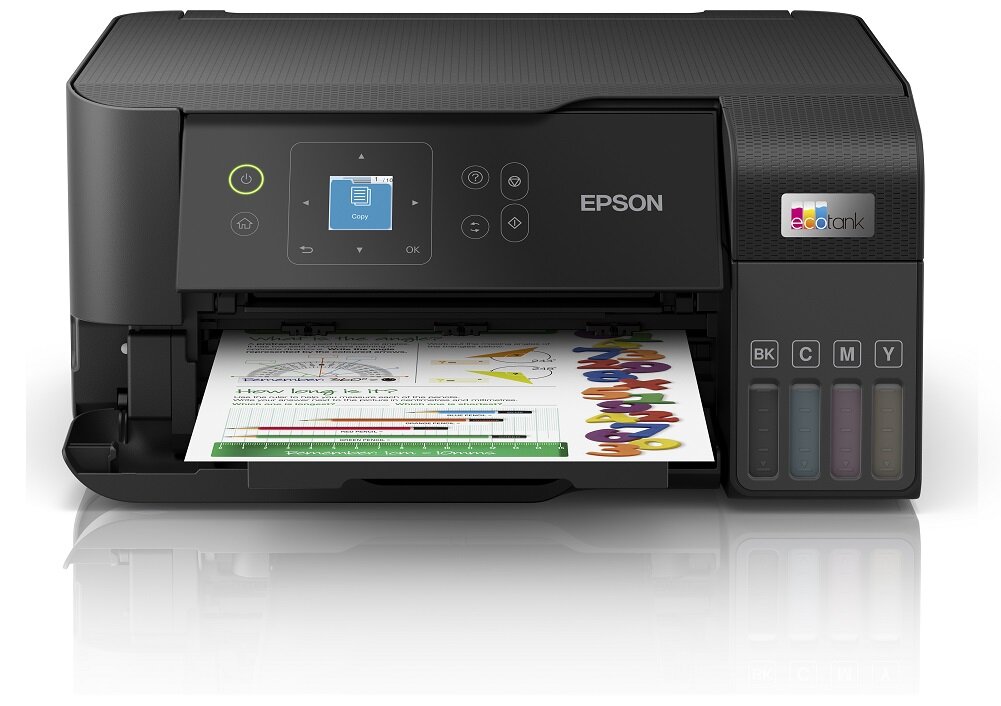 Urządzenie wielofunkcyjne z widocznym logo \'EPSON\' oraz \'EcoTank\'. Na panelu znajduje się ekran z ikoną \'Copy\' i przyciski sterujące, a z przodu wystaje kolorowy wydruk.