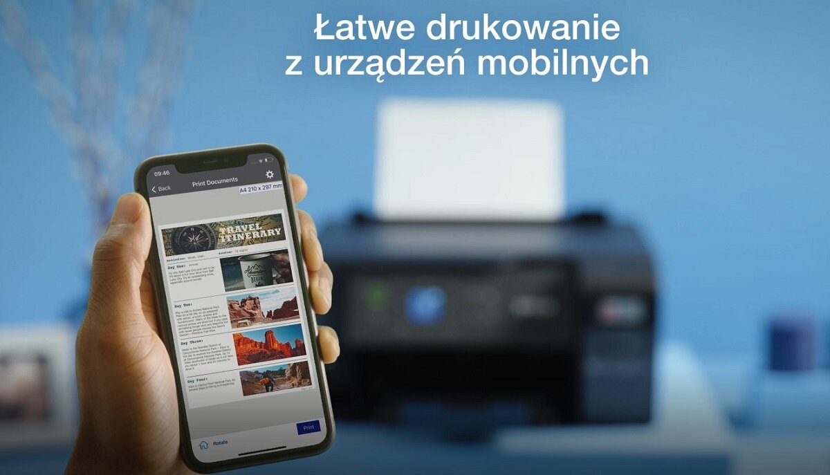 Osoba trzyma smartfon z otwartą aplikacją do drukowania dokumentów. W tle widoczne jest urządzenie wielofunkcyjne, a na górze napis \'Łatwe drukowanie z urządzeń mobilnych\'.