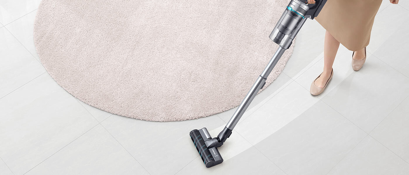 Zdjęcie kobiety odkurzającej jasną podłogę Zdjęcie kobiety odkurzającej jasną podłogę