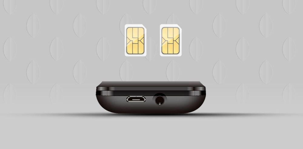 Obraz przedstawia dolną część czarnego telefonu z widocznym portem micro USB i gniazdem słuchawkowym. Nad telefonem znajdują się dwie karty SIM.