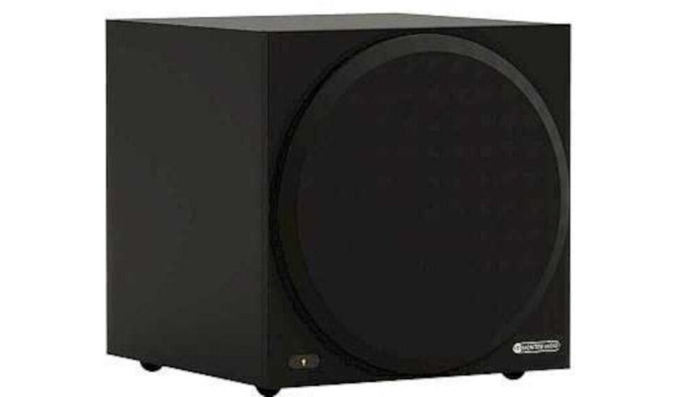 Subwoofer MONITOR AUDIO Vestra W10 aktywny bas 10 cali kompaktowa obudowa do kina domowego i muzyki, subwoofer po skosie na białym tle