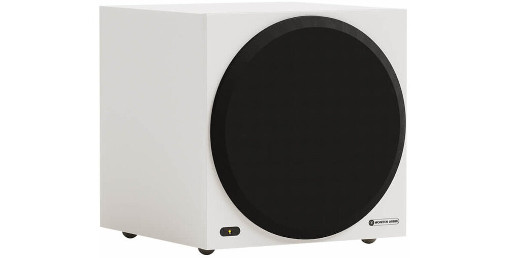 Subwoofer MONITOR AUDIO Vestra W10 DSP presety automatyczne włączanie skuteczność 111 dB konfiguracja, subwoofer po skosie na białym tle