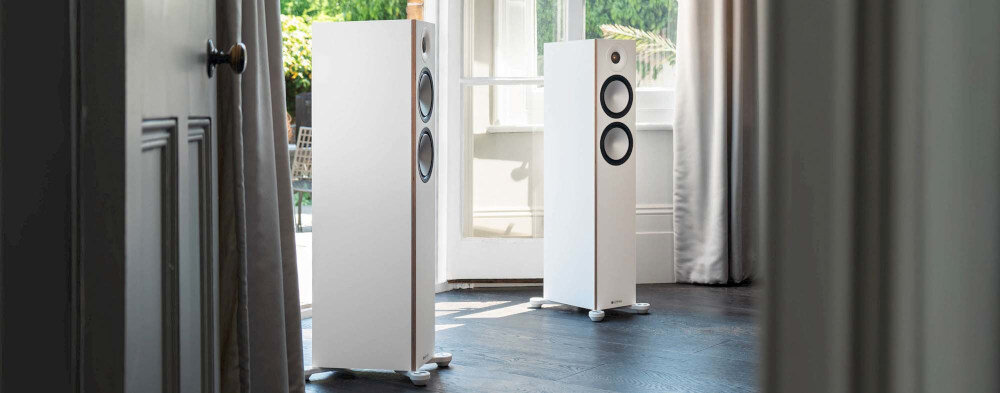 Podłogowa kolumna głośnikowa MONITOR AUDIO Bronze 300 7G szeroka scena dźwiękowa realistyczne brzmienie, kolumny stojące na podłodze w pomieszczeniu