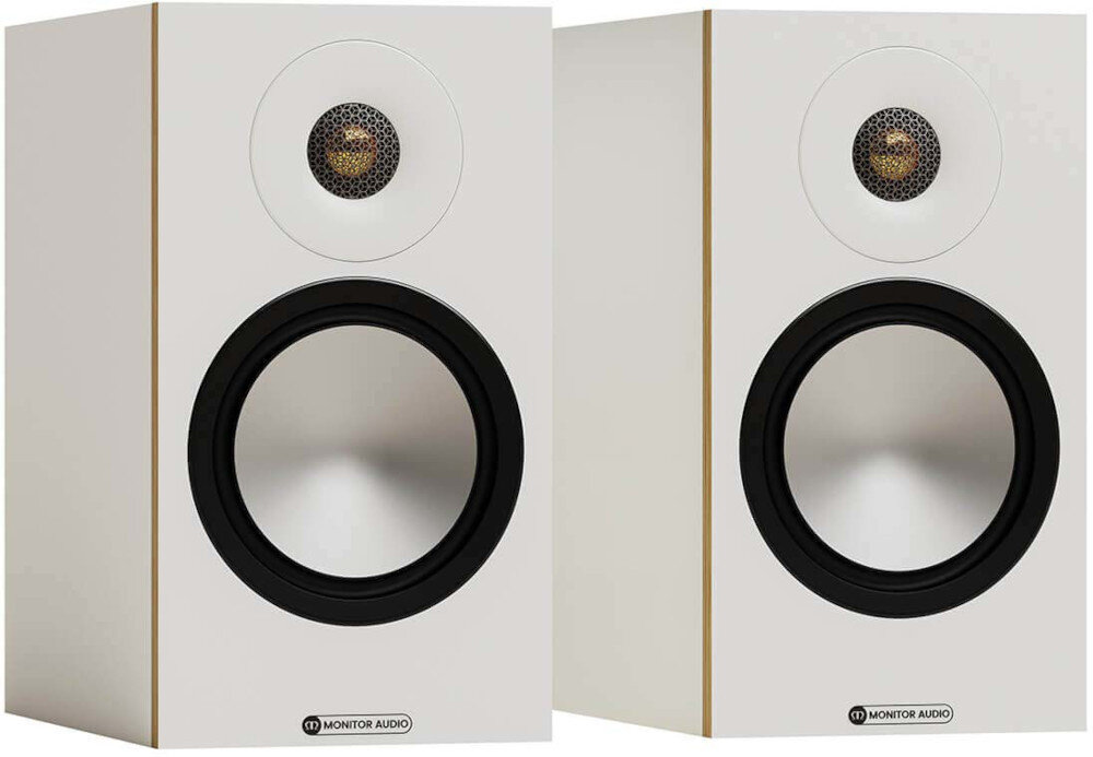 Podstawkowe kolumny głośnikowe MONITOR AUDIO 50 7G port HiVe II mocny kontrolowany bas, kolumny po skosie na białym tle
