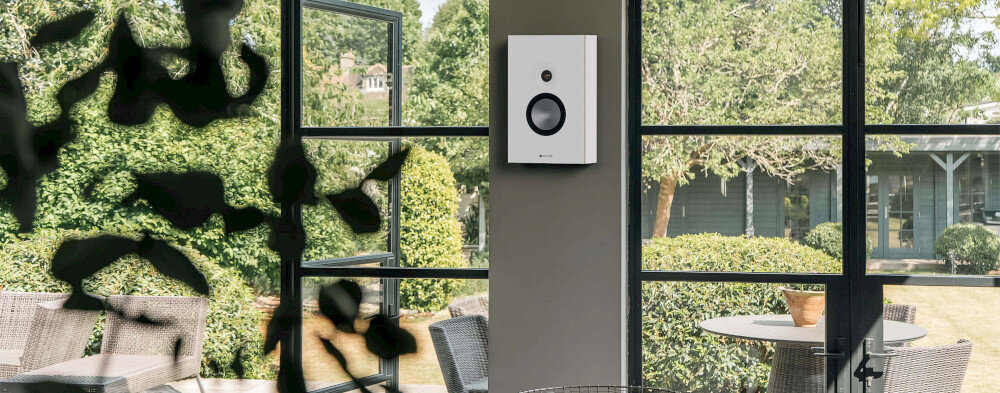 Kolumna głośnikowa MONITOR AUDIO Bronze On-Wall 7G kopułka C-CAM Gold UD Waveguide klarowność soprany, kolumna zawieszona na ścianie w pomieszczeniu