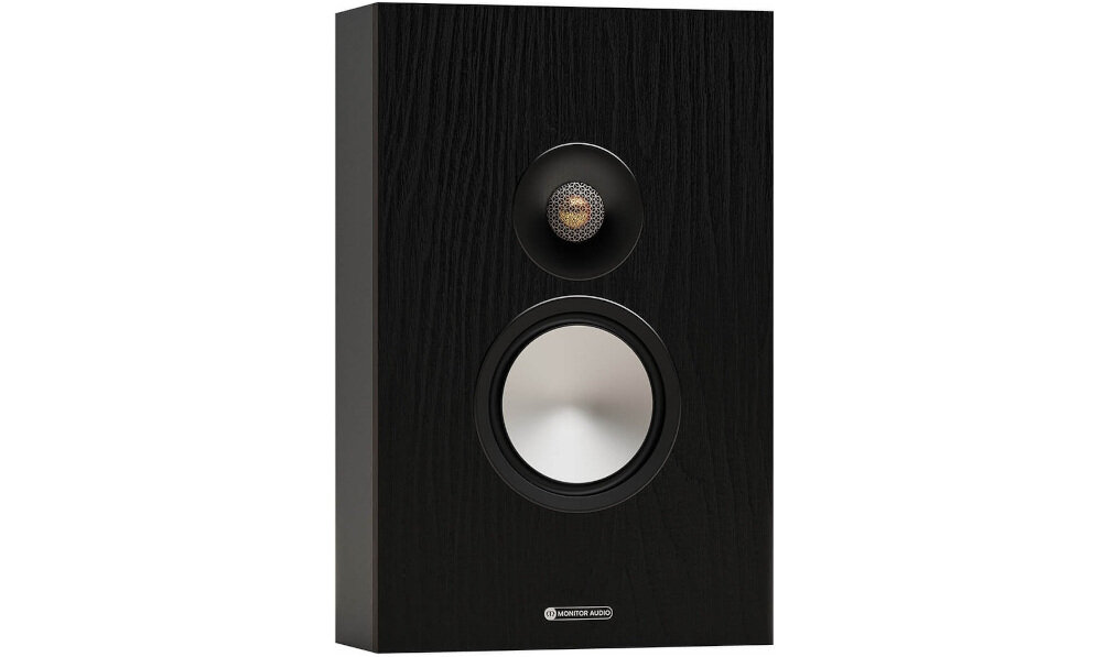 Kolumna głośnikowa MONITOR AUDIO Bronze On-Wall 7G przetwornik nisko-średniotonowy mocny kontrolowany bas, kolumna po skosie na białym tle