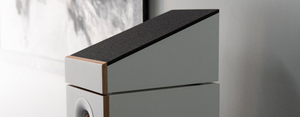 MONITOR AUDIO Bronze AMS 7G, Dolby Atmos, trójwymiarowe brzmienie, modułowe głośniki AV, kolumna modułowa umieszczona na kolumnie w pomieszczeniu