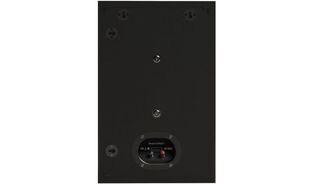 Kolumna głośnikowa MONITOR AUDIO Bronze On-Wall 7G złota kopułka wysokotonowa UD Waveguide II czystość soprany, kolumna od tyłu na białym tle