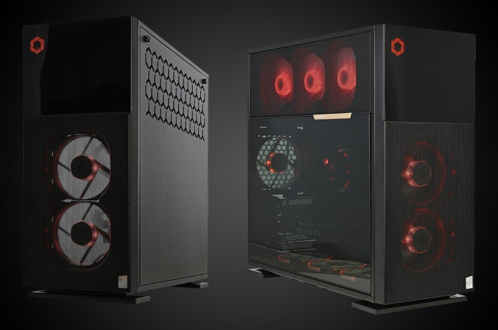 Komputer NTT HIRO Wingman ZKG-I7RTX5070-TW01 Dwie obudowy komputerowe ujęte z dwóch stron, pokazujące przednie wentylatory, boczny panel ze szkła oraz podświetlane wnętrze z podzespołami